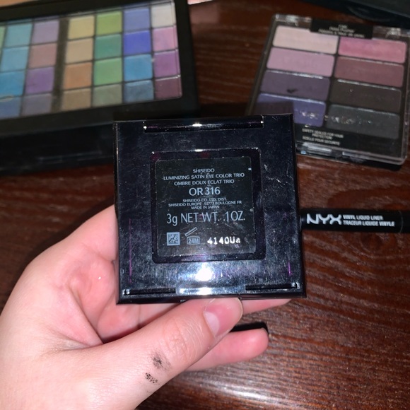 Makeup Bundle - Picture 2 of 7